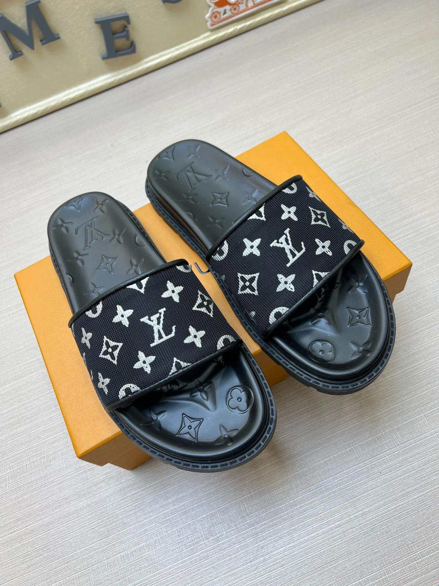 P270🏆Louis Vuitton 🏆[Louis Vuitton] Spring/Summer 2025 [Men's Flip Flops] 🎯🎯As an active family in the fashion industry ⭐ Lv is characterized by bold innovation ⚡Create this casual business style for Chinese fashionable men ✨The fabric is made of imported high-grade cowhide 🔥 Clean and neat ⚡Fashionable and elegant🌹Breathable, sweat-absorbent and deodorant👈So luxurious, high-end and domineering. 👍Must be sold if you repost the picture. Number of yards: 38--46. Color: 🎉 For large quantities. Welcome to repost.